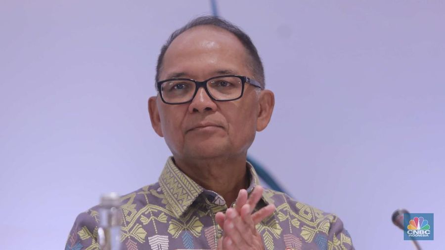 Anggota Dewan Komisioner OJK, Ogi Prastomiyono di acara Pertemuan Tahunan Industri Jasa Keuangan 2024 di Hotel St Regis, Jakarta, Selasa, (20/2/2024). (CNBC Indonesia/Muhammad Sabki)
