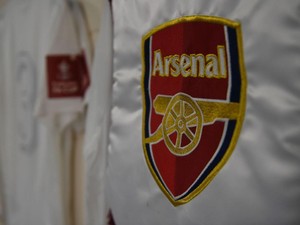 Fans Arsenal Nyalakan Kembang Api di Hotel Man City, Ternyata...