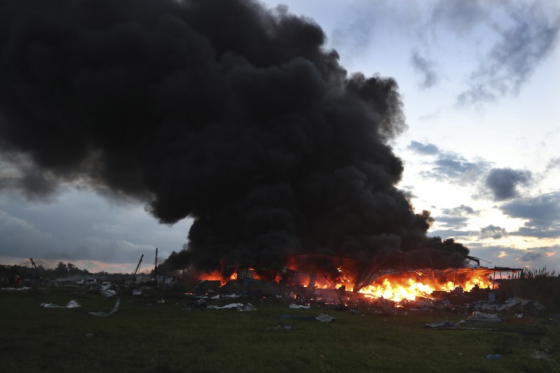 Asap hitam dan api membubung dari gudang yang terbakar, diserang oleh serangan Israel, di kawasan industri, di kota pesisir selatan Ghazieh, Lebanon, Senin, 19 Februari 2024. Asap hitam dan api membubung dari gudang yang terbakar, diserang oleh serangan Israel, di kawasan industri, di kota pesisir selatan Ghazieh, Lebanon, Senin, 19 Februari 2024. Angkatan udara Israel melakukan setidaknya dua serangan udara di dekat wilayah selatan kota pelabuhan Sidon dalam salah satu serangan terbesar di dekat kota besar, media pemerintah melaporkan. (AP Photo/Mohammed Zaatari)
