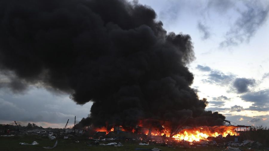 Asap hitam dan api membubung dari gudang yang terbakar, diserang oleh serangan Israel, di kawasan industri, di kota pesisir selatan Ghazieh, Lebanon, Senin, 19 Februari 2024. Angkatan udara Israel melakukan setidaknya dua serangan udara di dekat wilayah selatan kota pelabuhan Sidon dalam salah satu serangan terbesar di dekat kota besar, media pemerintah melaporkan. (AP Photo/Mohammed Zaatari)