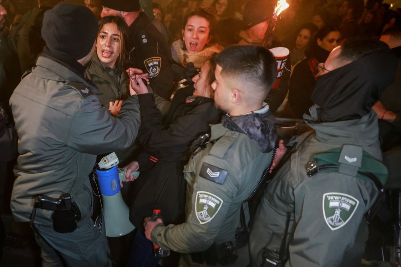 Demonstran berbaris menuju kediaman Perdana Menteri Israel Benjamin Netanyahu, saat melakukan protes terhadap pemerintah Israel, di tengah konflik yang sedang berlangsung antara Israel dan kelompok Islam Palestina Hamas, di Yerusalem, 19 Februari 2024. Demonstran berbaris menuju kediaman Perdana Menteri Israel Benjamin Netanyahu, saat melakukan protes terhadap pemerintah Israel, di tengah konflik yang sedang berlangsung antara Israel dan kelompok Islam Palestina Hamas, di Yerusalem, 19 Februari 2024. (REUTERS/Ammar Awad)