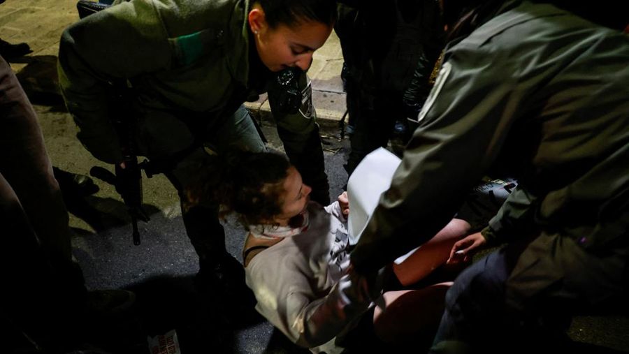 Demonstran berbaris menuju kediaman Perdana Menteri Israel Benjamin Netanyahu, saat melakukan protes terhadap pemerintah Israel, di tengah konflik yang sedang berlangsung antara Israel dan kelompok Islam Palestina Hamas, di Yerusalem, 19 Februari 2024. (REUTERS/Ammar Awad)