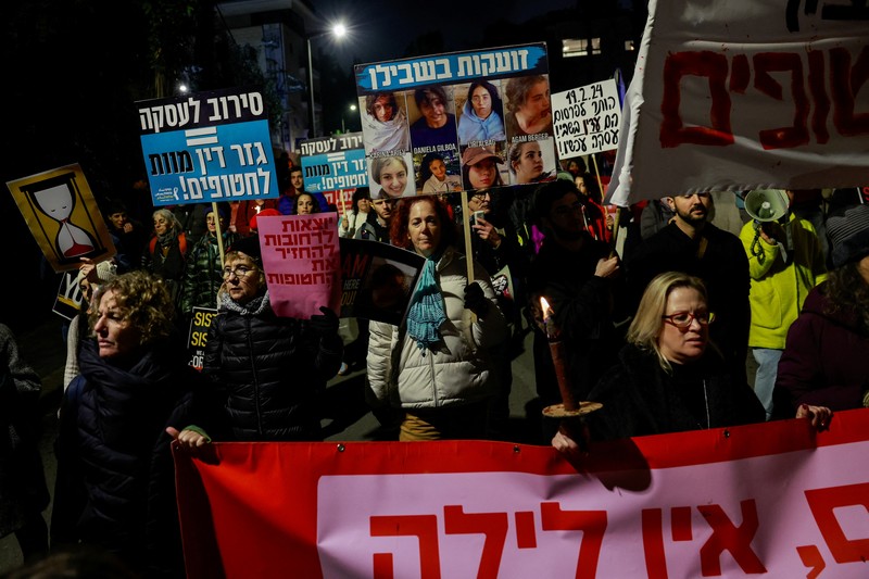 Demonstran berbaris menuju kediaman Perdana Menteri Israel Benjamin Netanyahu, saat melakukan protes terhadap pemerintah Israel, di tengah konflik yang sedang berlangsung antara Israel dan kelompok Islam Palestina Hamas, di Yerusalem, 19 Februari 2024. Demonstran berbaris menuju kediaman Perdana Menteri Israel Benjamin Netanyahu, saat melakukan protes terhadap pemerintah Israel, di tengah konflik yang sedang berlangsung antara Israel dan kelompok Islam Palestina Hamas, di Yerusalem, 19 Februari 2024. (REUTERS/Ammar Awad)