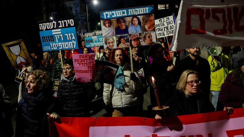 Demonstran berbaris menuju kediaman Perdana Menteri Israel Benjamin Netanyahu, saat melakukan protes terhadap pemerintah Israel, di tengah konflik yang sedang berlangsung antara Israel dan kelompok Islam Palestina Hamas, di Yerusalem, 19 Februari 2024. (REUTERS/Ammar Awad)