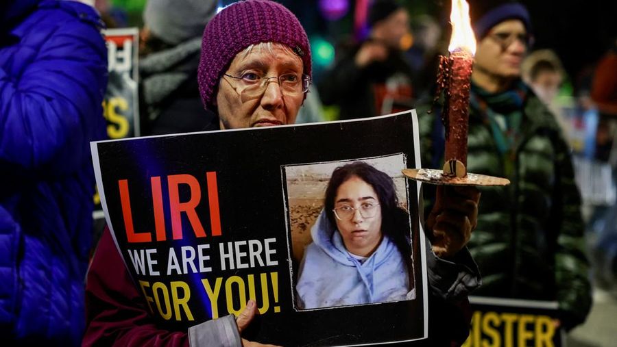 Demonstran berbaris menuju kediaman Perdana Menteri Israel Benjamin Netanyahu, saat melakukan protes terhadap pemerintah Israel, di tengah konflik yang sedang berlangsung antara Israel dan kelompok Islam Palestina Hamas, di Yerusalem, 19 Februari 2024. (REUTERS/Ammar Awad)
