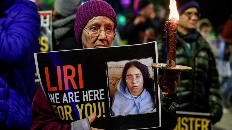 Demonstran berbaris menuju kediaman Perdana Menteri Israel Benjamin Netanyahu, saat melakukan protes terhadap pemerintah Israel, di tengah konflik yang sedang berlangsung antara Israel dan kelompok Islam Palestina Hamas, di Yerusalem, 19 Februari 2024. (REUTERS/Ammar Awad)