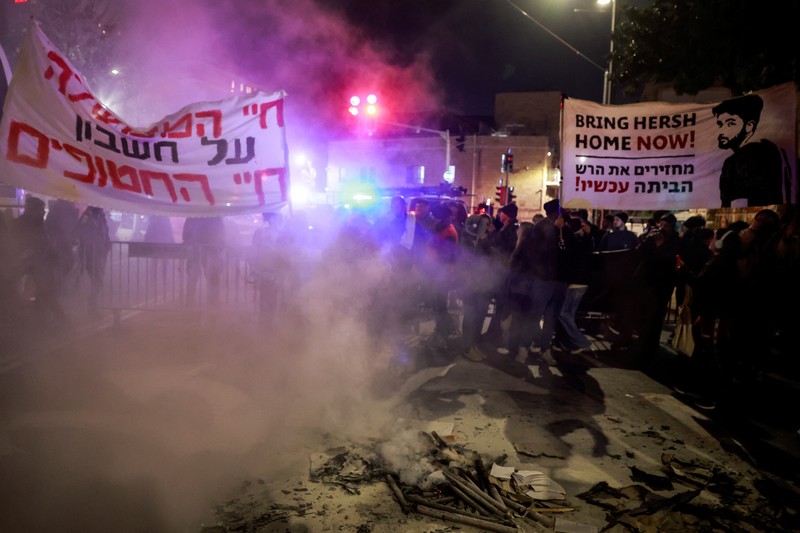 Demonstran berbaris menuju kediaman Perdana Menteri Israel Benjamin Netanyahu, saat melakukan protes terhadap pemerintah Israel, di tengah konflik yang sedang berlangsung antara Israel dan kelompok Islam Palestina Hamas, di Yerusalem, 19 Februari 2024. (REUTERS/Ammar Awad)