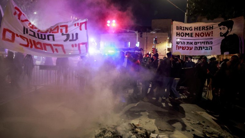 Demonstran berbaris menuju kediaman Perdana Menteri Israel Benjamin Netanyahu, saat melakukan protes terhadap pemerintah Israel, di tengah konflik yang sedang berlangsung antara Israel dan kelompok Islam Palestina Hamas, di Yerusalem, 19 Februari 2024. (REUTERS/Ammar Awad)