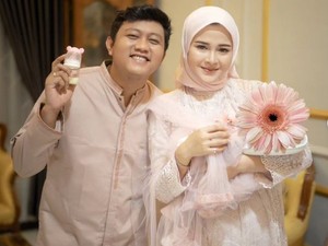 Intip Stroller Anak Denny Caknan, Seharga Motor Mirip Punya Seleb Dunia