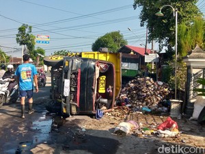 Brukkk! Dump Truk Sarat Muatan Sampah Terguling di Ceper Klaten