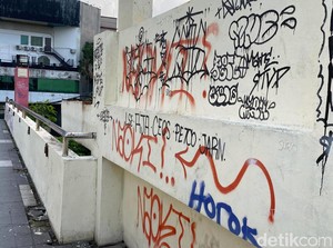 4 Bahan Ini Bisa Hapus Coretan Cat Semprot di Tembok dan Bahan Logam