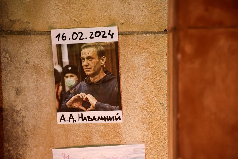 Orang-orang menghadiri protes dan kewaspadaan yang diadakan di depan kedutaan Rusia menyusul kematian pemimpin oposisi Rusia Alexei Navalny, di Kappara, Malta, 19 Februari 2024. (REUTERS/Darrin Zammit Lupi)