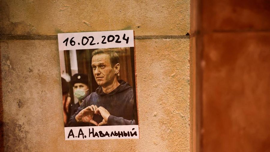 Orang-orang menghadiri protes dan kewaspadaan yang diadakan di depan kedutaan Rusia menyusul kematian pemimpin oposisi Rusia Alexei Navalny, di Kappara, Malta, 19 Februari 2024. (REUTERS/Darrin Zammit Lupi)