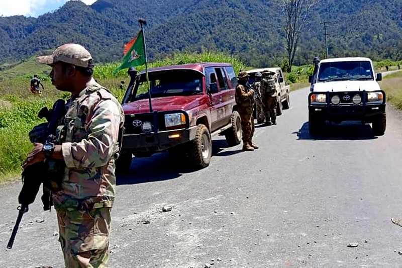 Gambar selebaran yang dirilis oleh Kepolisian Kerajaan Papua Nugini pada 19 Februari 2024 menunjukkan para pejabat berpatroli di dekat kota Wabag, 600 kilometer barat laut ibu kota Port Moresby. Enam puluh empat mayat berlumuran darah ditemukan di dataran tinggi Papua Nugini, kata polisi pada 19 Februari, ketika petugas melaporkan baku tembak yang sedang berlangsung antara suku-suku yang bersaing. Gambar selebaran yang dirilis oleh Kepolisian Kerajaan Papua Nugini pada 19 Februari 2024 menunjukkan para pejabat berpatroli di dekat kota Wabag, 600 kilometer barat laut ibu kota Port Moresby. Enam puluh empat mayat berlumuran darah ditemukan di dataran tinggi Papua Nugini, kata polisi pada 19 Februari, ketika petugas melaporkan baku tembak yang sedang berlangsung antara suku-suku yang bersaing. (Photo by Handout / ROYAL PAPAU NEW GUINEA CONSTABULARY / AFP)