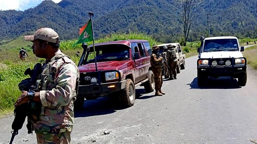 Gambar selebaran yang dirilis oleh Kepolisian Kerajaan Papua Nugini pada 19 Februari 2024 menunjukkan para pejabat berpatroli di dekat kota Wabag, 600 kilometer barat laut ibu kota Port Moresby. Enam puluh empat mayat berlumuran darah ditemukan di dataran tinggi Papua Nugini, kata polisi pada 19 Februari, ketika petugas melaporkan baku tembak yang sedang berlangsung antara suku-suku yang bersaing. (Photo by Handout / ROYAL PAPAU NEW GUINEA CONSTABULARY / AFP)
