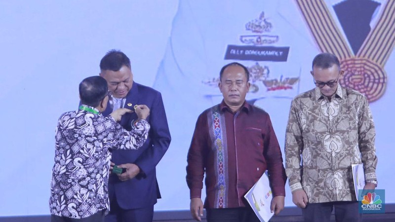 Presiden RI Joko Widodo di dampingi, kiri - kanan :PJ Gubernur DKI Jakarta, Heru Budi Hartono, Ketua Dewan Pers, Ninik Rahayu, Ketua PWI, Hendry CH Bangun, Ketua MPR  Bambang Soesatyo, Sekretaris Kabinet Indonesia Pramono Anung dan Menkominfo Budi Ari Setiadi dalam acara Puncak Peringatan Hari Pers Nasional 2024 pada Selasa (20/2/2024). (CNBC Indonesia/Muhammad Sabki)
