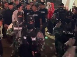 Cerita di Balik Viralnya Gus Iqdam Dikawal TNI Bersenjata Laras Panjang