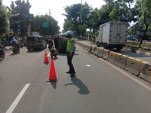 Fortuner Tabrak Separator Busway hingga Terguling di Rawamangun