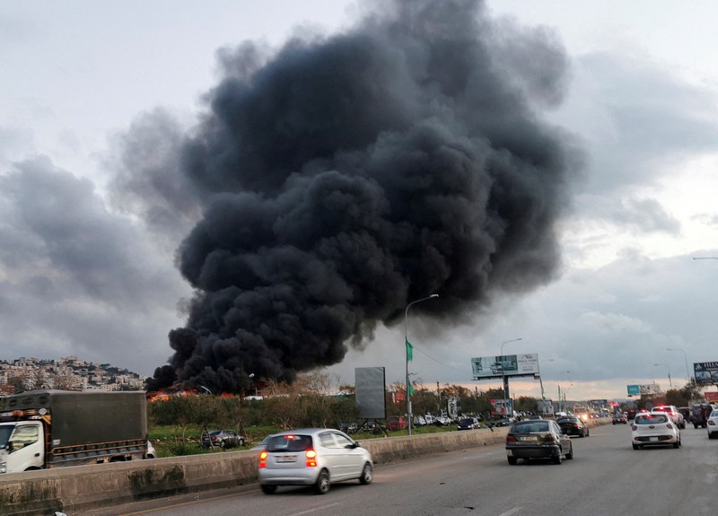 Asap hitam dan api membubung dari gudang yang terbakar, diserang oleh serangan Israel, di kawasan industri, di kota pesisir selatan Ghazieh, Lebanon, Senin, 19 Februari 2024. Asap hitam dan api membubung dari gudang yang terbakar, diserang oleh serangan Israel, di kawasan industri, di kota pesisir selatan Ghazieh, Lebanon, Senin, 19 Februari 2024. Angkatan udara Israel melakukan setidaknya dua serangan udara di dekat wilayah selatan kota pelabuhan Sidon dalam salah satu serangan terbesar di dekat kota besar, media pemerintah melaporkan. (AP Photo/Mohammed Zaatari)