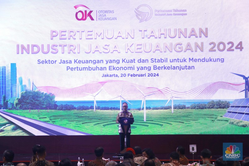 Ketua Dewan Komisioner Otoritas Jasa Keuangan Mahendra Siregar memberi sambutan di acara Pertemuan Tahunan Industri Jasa Keuangan 2024 di Hotel St Regis, Jakarta, Selasa, (20/2/2024). (CNBC Indonesia/Muhammad Sabki) Ketua Dewan Komisioner Otoritas Jasa Keuangan Mahendra Siregar memberi sambutan di acara Pertemuan Tahunan Industri Jasa Keuangan 2024 di Hotel St Regis, Jakarta, Selasa, (20/2/2024). (CNBC Indonesia/Muhammad Sabki)