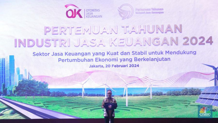 Ketua Dewan Komisioner Otoritas Jasa Keuangan Mahendra Siregar memberi sambutan di acara Pertemuan Tahunan Industri Jasa Keuangan 2024 di Hotel St Regis, Jakarta, Selasa, (20/2/2024). (CNBC Indonesia/Muhammad Sabki)