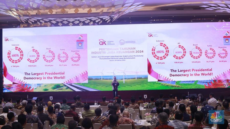 Ketua Dewan Komisioner Otoritas Jasa Keuangan Mahendra Siregar memberi sambutan di acara Pertemuan Tahunan Industri Jasa Keuangan 2024 di Hotel St Regis, Jakarta, Selasa, (20/2/2024). (CNBC Indonesia/Muhammad Sabki)