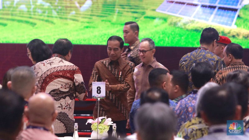Ketua Dewan Komisioner Otoritas Jasa Keuangan Mahendra Siregar memberi sambutan di acara Pertemuan Tahunan Industri Jasa Keuangan 2024 di Hotel St Regis, Jakarta, Selasa, (20/2/2024). (CNBC Indonesia/Muhammad Sabki) Ketua Dewan Komisioner Otoritas Jasa Keuangan Mahendra Siregar memberi sambutan di acara Pertemuan Tahunan Industri Jasa Keuangan 2024 di Hotel St Regis, Jakarta, Selasa, (20/2/2024). (CNBC Indonesia/Muhammad Sabki)