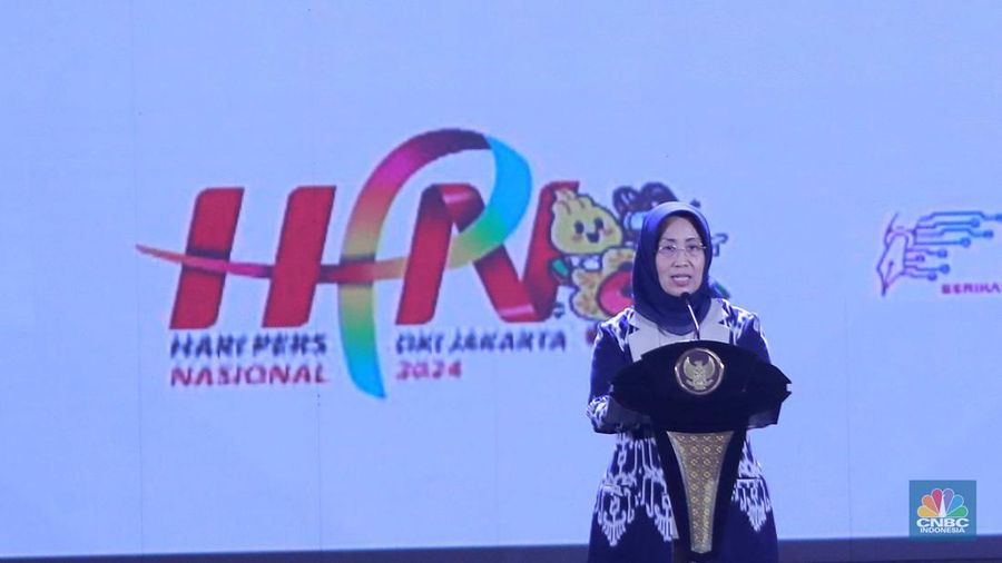 Presiden RI Joko Widodo di dampingi, kiri - kanan :PJ Gubernur DKI Jakarta, Heru Budi Hartono, Ketua Dewan Pers, Ninik Rahayu, Ketua PWI, Hendry CH Bangun, Ketua MPR  Bambang Soesatyo, Sekretaris Kabinet Indonesia Pramono Anung dan Menkominfo Budi Ari Setiadi dalam acara Puncak Peringatan Hari Pers Nasional 2024 pada Selasa (20/2/2024). (CNBC Indonesia/Muhammad Sabki)