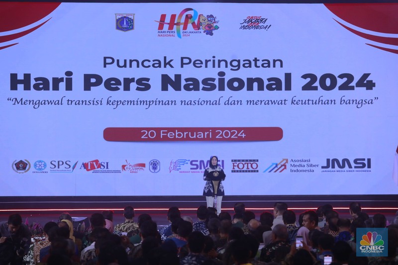 Presiden RI Joko Widodo di dampingi, kiri - kanan :PJ Gubernur DKI Jakarta, Heru Budi Hartono, Ketua Dewan Pers, Ninik Rahayu, Ketua PWI, Hendry CH Bangun, Ketua MPR Bambang Soesatyo, Sekretaris Kabinet Indonesia Pramono Anung dan Menkominfo Budi Ari Setiadi dalam acara Puncak Peringatan Hari Pers Nasional 2024 pada Selasa (20/2/2024). Presiden RI Joko Widodo di dampingi, kiri - kanan :PJ Gubernur DKI Jakarta, Heru Budi Hartono, Ketua Dewan Pers, Ninik Rahayu, Ketua PWI, Hendry CH Bangun, Ketua MPR Bambang Soesatyo, Sekretaris Kabinet Indonesia Pramono Anung dan Menkominfo Budi Ari Setiadi dalam acara Puncak Peringatan Hari Pers Nasional 2024 pada Selasa (20/2/2024). (CNBC Indonesia/Muhammad Sabki)