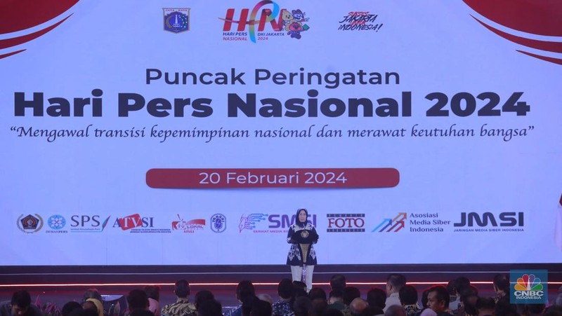 Presiden RI Joko Widodo di dampingi, kiri - kanan :PJ Gubernur DKI Jakarta, Heru Budi Hartono, Ketua Dewan Pers, Ninik Rahayu, Ketua PWI, Hendry CH Bangun, Ketua MPR  Bambang Soesatyo, Sekretaris Kabinet Indonesia Pramono Anung dan Menkominfo Budi Ari Setiadi dalam acara Puncak Peringatan Hari Pers Nasional 2024 pada Selasa (20/2/2024). (CNBC Indonesia/Muhammad Sabki)