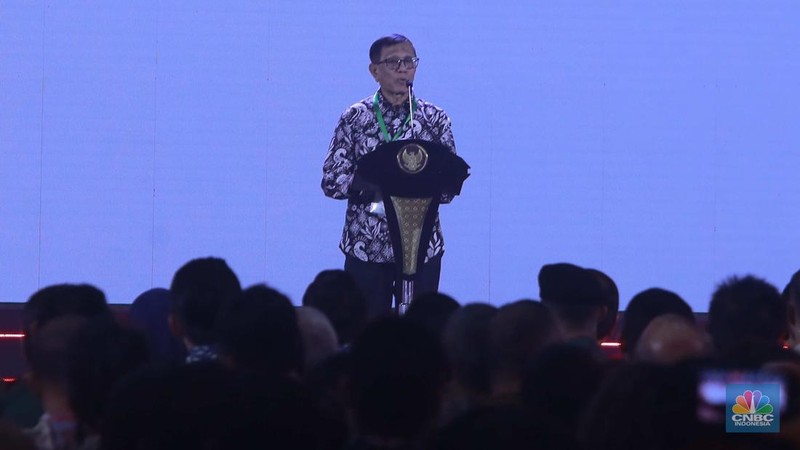Presiden RI Joko Widodo di dampingi, kiri - kanan :PJ Gubernur DKI Jakarta, Heru Budi Hartono, Ketua Dewan Pers, Ninik Rahayu, Ketua PWI, Hendry CH Bangun, Ketua MPR  Bambang Soesatyo, Sekretaris Kabinet Indonesia Pramono Anung dan Menkominfo Budi Ari Setiadi dalam acara Puncak Peringatan Hari Pers Nasional 2024 pada Selasa (20/2/2024). (CNBC Indonesia/Muhammad Sabki)