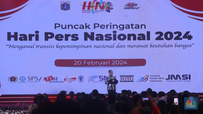 Presiden RI Joko Widodo di dampingi, kiri - kanan :PJ Gubernur DKI Jakarta, Heru Budi Hartono, Ketua Dewan Pers, Ninik Rahayu, Ketua PWI, Hendry CH Bangun, Ketua MPR  Bambang Soesatyo, Sekretaris Kabinet Indonesia Pramono Anung dan Menkominfo Budi Ari Setiadi dalam acara Puncak Peringatan Hari Pers Nasional 2024 pada Selasa (20/2/2024). (CNBC Indonesia/Muhammad Sabki)