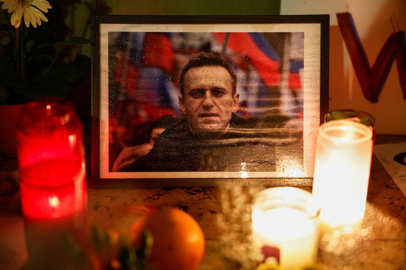 Orang-orang menghadiri protes dan kewaspadaan yang diadakan di depan kedutaan Rusia menyusul kematian pemimpin oposisi Rusia Alexei Navalny, di Kappara, Malta, 19 Februari 2024. (REUTERS/Darrin Zammit Lupi)