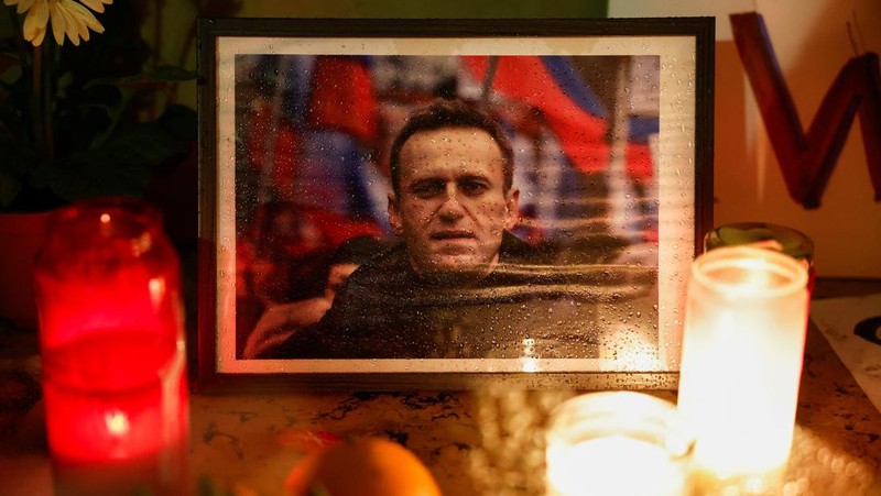 Orang-orang menghadiri protes dan kewaspadaan yang diadakan di depan kedutaan Rusia menyusul kematian pemimpin oposisi Rusia Alexei Navalny, di Kappara, Malta, 19 Februari 2024. (REUTERS/Darrin Zammit Lupi)