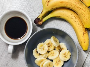 Makan Pisang Bersamaan Minum Kopi Bikin Mood Lebih Baik