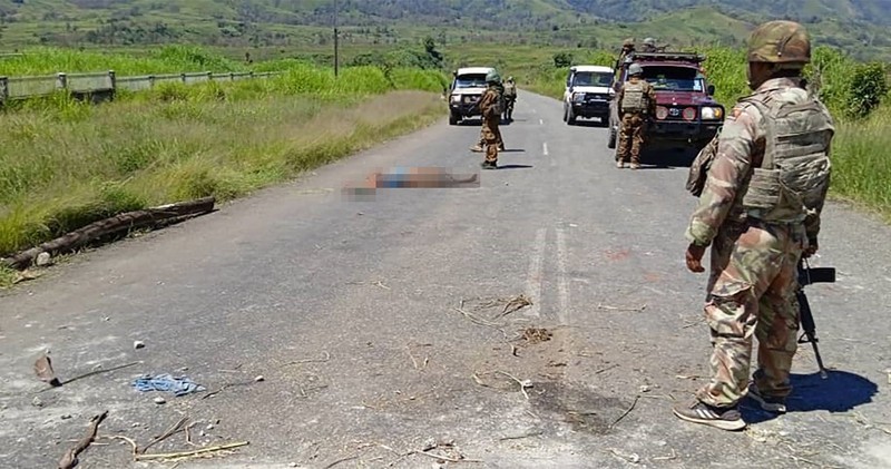 Gambar selebaran yang dirilis oleh Kepolisian Kerajaan Papua Nugini pada 19 Februari 2024 menunjukkan para pejabat berpatroli di dekat kota Wabag, 600 kilometer barat laut ibu kota Port Moresby. Enam puluh empat mayat berlumuran darah ditemukan di dataran tinggi Papua Nugini, kata polisi pada 19 Februari, ketika petugas melaporkan baku tembak yang sedang berlangsung antara suku-suku yang bersaing. Gambar selebaran yang dirilis oleh Kepolisian Kerajaan Papua Nugini pada 19 Februari 2024 menunjukkan para pejabat berpatroli di dekat kota Wabag, 600 kilometer barat laut ibu kota Port Moresby. Enam puluh empat mayat berlumuran darah ditemukan di dataran tinggi Papua Nugini, kata polisi pada 19 Februari, ketika petugas melaporkan baku tembak yang sedang berlangsung antara suku-suku yang bersaing. (Photo by Handout / ROYAL PAPAU NEW GUINEA CONSTABULARY / AFP)