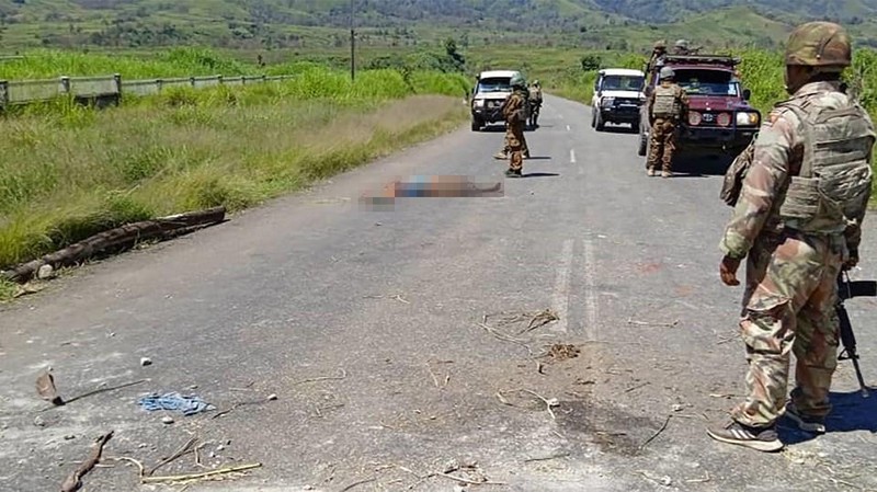 Gambar selebaran yang dirilis oleh Kepolisian Kerajaan Papua Nugini pada 19 Februari 2024 menunjukkan para pejabat berpatroli di dekat kota Wabag, 600 kilometer barat laut ibu kota Port Moresby. Enam puluh empat mayat berlumuran darah ditemukan di dataran tinggi Papua Nugini, kata polisi pada 19 Februari, ketika petugas melaporkan baku tembak yang sedang berlangsung antara suku-suku yang bersaing. (Photo by Handout / ROYAL PAPAU NEW GUINEA CONSTABULARY / AFP)