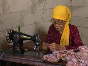 Kisah Nenek Inah, Penjahit Baju yang Urus 3 Anak ODGJ Seorang Diri