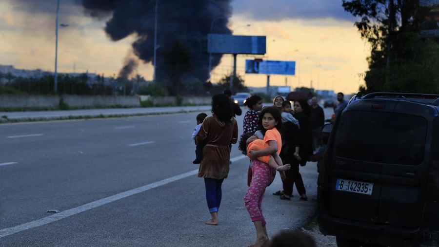 Asap hitam dan api membubung dari gudang yang terbakar, diserang oleh serangan Israel, di kawasan industri, di kota pesisir selatan Ghazieh, Lebanon, Senin, 19 Februari 2024. Angkatan udara Israel melakukan setidaknya dua serangan udara di dekat wilayah selatan kota pelabuhan Sidon dalam salah satu serangan terbesar di dekat kota besar, media pemerintah melaporkan. (AP Photo/Mohammed Zaatari)