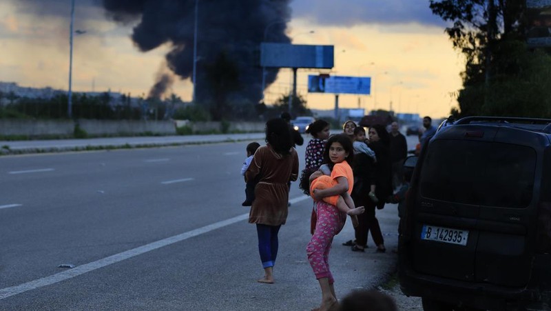 Asap hitam dan api membubung dari gudang yang terbakar, diserang oleh serangan Israel, di kawasan industri, di kota pesisir selatan Ghazieh, Lebanon, Senin, 19 Februari 2024. Angkatan udara Israel melakukan setidaknya dua serangan udara di dekat wilayah selatan kota pelabuhan Sidon dalam salah satu serangan terbesar di dekat kota besar, media pemerintah melaporkan. (AP Photo/Mohammed Zaatari)