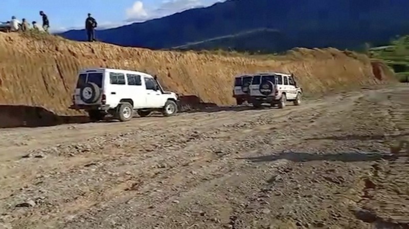 Gambar selebaran yang dirilis oleh Kepolisian Kerajaan Papua Nugini pada 19 Februari 2024 menunjukkan para pejabat berpatroli di dekat kota Wabag, 600 kilometer barat laut ibu kota Port Moresby. Enam puluh empat mayat berlumuran darah ditemukan di dataran tinggi Papua Nugini, kata polisi pada 19 Februari, ketika petugas melaporkan baku tembak yang sedang berlangsung antara suku-suku yang bersaing. (Photo by Handout / ROYAL PAPAU NEW GUINEA CONSTABULARY / AFP)