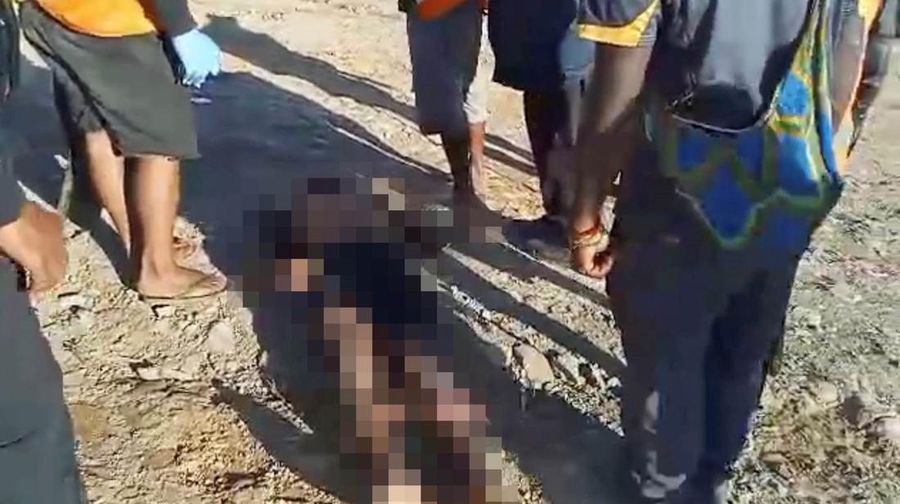 Gambar selebaran yang dirilis oleh Kepolisian Kerajaan Papua Nugini pada 19 Februari 2024 menunjukkan para pejabat berpatroli di dekat kota Wabag, 600 kilometer barat laut ibu kota Port Moresby. Enam puluh empat mayat berlumuran darah ditemukan di dataran tinggi Papua Nugini, kata polisi pada 19 Februari, ketika petugas melaporkan baku tembak yang sedang berlangsung antara suku-suku yang bersaing. (Photo by Handout / ROYAL PAPAU NEW GUINEA CONSTABULARY / AFP)