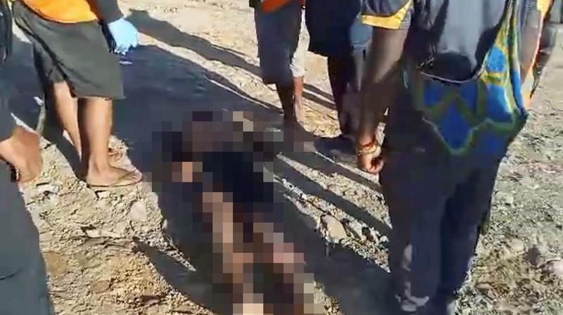 Gambar selebaran yang dirilis oleh Kepolisian Kerajaan Papua Nugini pada 19 Februari 2024 menunjukkan para pejabat berpatroli di dekat kota Wabag, 600 kilometer barat laut ibu kota Port Moresby. Enam puluh empat mayat berlumuran darah ditemukan di dataran tinggi Papua Nugini, kata polisi pada 19 Februari, ketika petugas melaporkan baku tembak yang sedang berlangsung antara suku-suku yang bersaing. (Photo by Handout / ROYAL PAPAU NEW GUINEA CONSTABULARY / AFP)