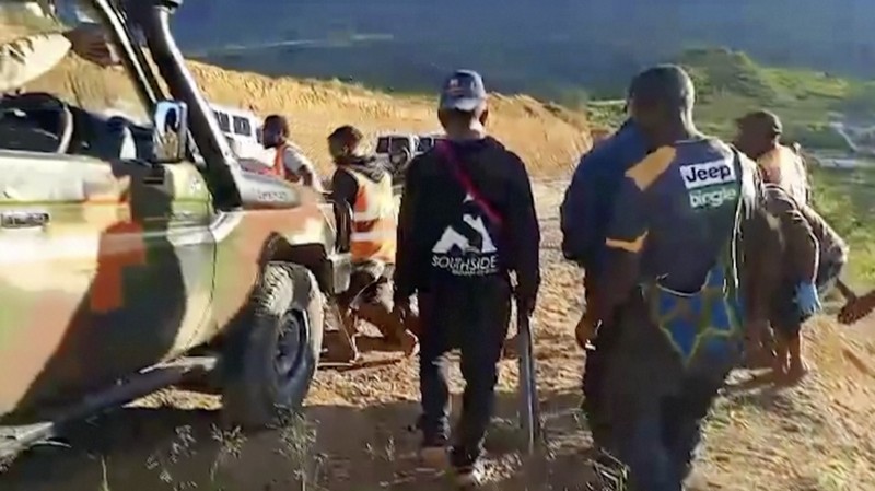 Gambar selebaran yang dirilis oleh Kepolisian Kerajaan Papua Nugini pada 19 Februari 2024 menunjukkan para pejabat berpatroli di dekat kota Wabag, 600 kilometer barat laut ibu kota Port Moresby. Enam puluh empat mayat berlumuran darah ditemukan di dataran tinggi Papua Nugini, kata polisi pada 19 Februari, ketika petugas melaporkan baku tembak yang sedang berlangsung antara suku-suku yang bersaing. (Photo by Handout / ROYAL PAPAU NEW GUINEA CONSTABULARY / AFP)