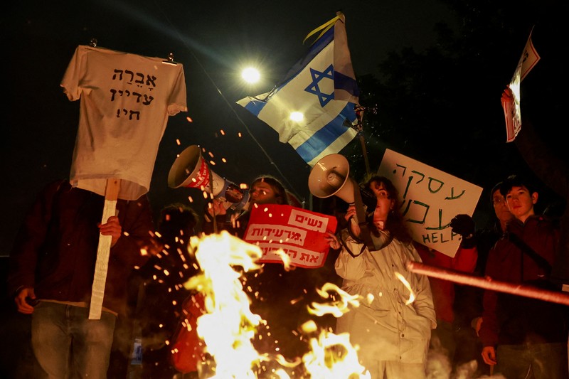 Demonstran berbaris menuju kediaman Perdana Menteri Israel Benjamin Netanyahu, saat melakukan protes terhadap pemerintah Israel, di tengah konflik yang sedang berlangsung antara Israel dan kelompok Islam Palestina Hamas, di Yerusalem, 19 Februari 2024. Demonstran berbaris menuju kediaman Perdana Menteri Israel Benjamin Netanyahu, saat melakukan protes terhadap pemerintah Israel, di tengah konflik yang sedang berlangsung antara Israel dan kelompok Islam Palestina Hamas, di Yerusalem, 19 Februari 2024. (REUTERS/Ammar Awad)