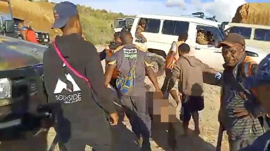 Gambar selebaran yang dirilis oleh Kepolisian Kerajaan Papua Nugini pada 19 Februari 2024 menunjukkan para pejabat berpatroli di dekat kota Wabag, 600 kilometer barat laut ibu kota Port Moresby. Enam puluh empat mayat berlumuran darah ditemukan di dataran tinggi Papua Nugini, kata polisi pada 19 Februari, ketika petugas melaporkan baku tembak yang sedang berlangsung antara suku-suku yang bersaing. (Photo by Handout / ROYAL PAPAU NEW GUINEA CONSTABULARY / AFP)
