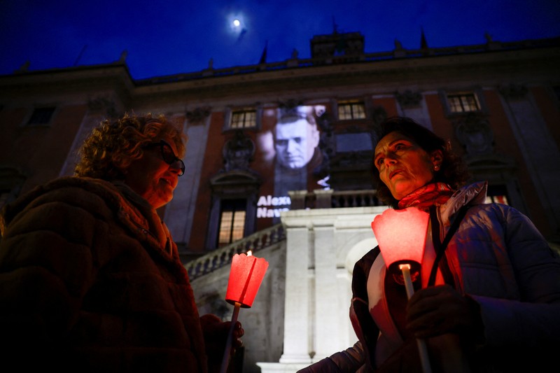 Orang-orang menghadiri protes dan kewaspadaan yang diadakan di depan kedutaan Rusia menyusul kematian pemimpin oposisi Rusia Alexei Navalny, di Kappara, Malta, 19 Februari 2024. (REUTERS/Darrin Zammit Lupi)