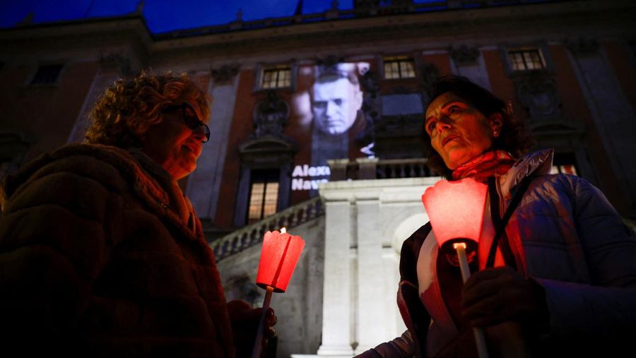 Orang-orang menghadiri protes dan kewaspadaan yang diadakan di depan kedutaan Rusia menyusul kematian pemimpin oposisi Rusia Alexei Navalny, di Kappara, Malta, 19 Februari 2024. (REUTERS/Darrin Zammit Lupi)