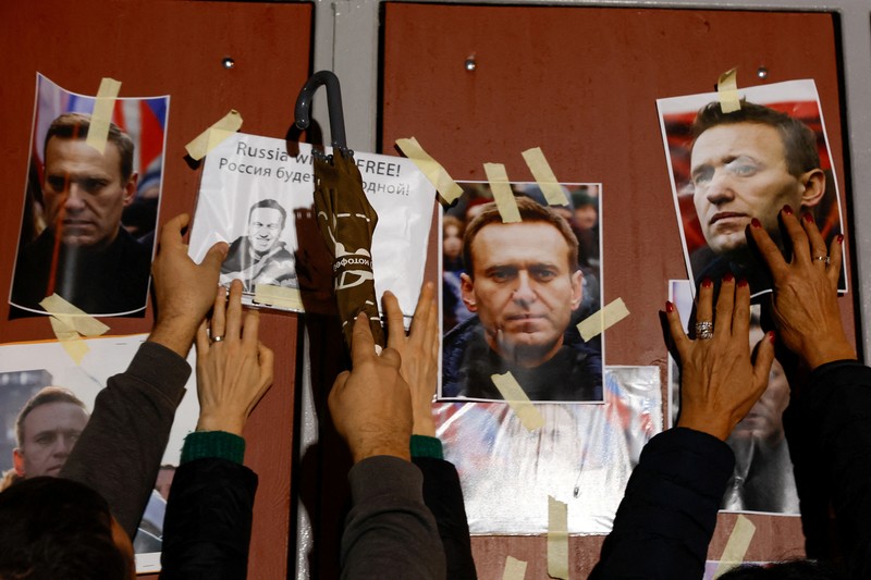 Orang-orang menghadiri protes dan kewaspadaan yang diadakan di depan kedutaan Rusia menyusul kematian pemimpin oposisi Rusia Alexei Navalny, di Kappara, Malta, 19 Februari 2024. Orang-orang menghadiri protes dan kewaspadaan yang diadakan di depan kedutaan Rusia menyusul kematian pemimpin oposisi Rusia Alexei Navalny, di Kappara, Malta, 19 Februari 2024. (REUTERS/Darrin Zammit Lupi)