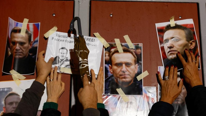Orang-orang menghadiri protes dan kewaspadaan yang diadakan di depan kedutaan Rusia menyusul kematian pemimpin oposisi Rusia Alexei Navalny, di Kappara, Malta, 19 Februari 2024. (REUTERS/Darrin Zammit Lupi)